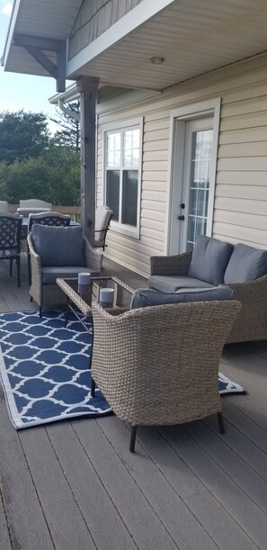Terrace/patio - Oceanfront PEI Getaway with Private Beach, Loft & Sweeping Coastal Views (Prince Edward Island)