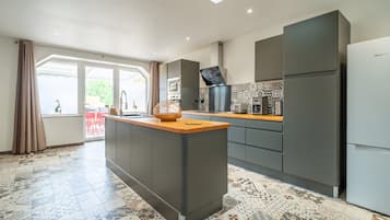 Frigorifero, microonde, forno, piano cottura