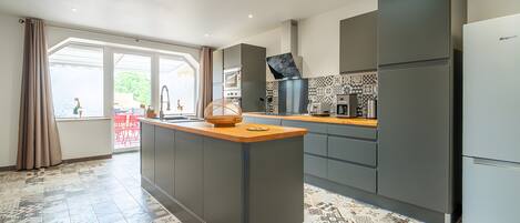 Réfrigérateur, micro-ondes, four, plaque de cuisson