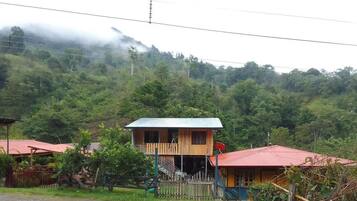 Vista frontal de la propiedad