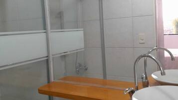 Serviettes fournies, savon, papier toilette