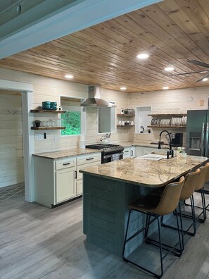 ثلاجة، ميكروويف، فرن، موقد طهي مسطح