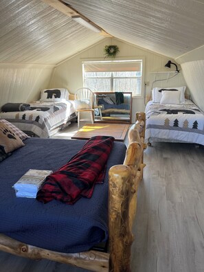 2 室のベッドルーム、WiFi (無料)、ベッドシーツ