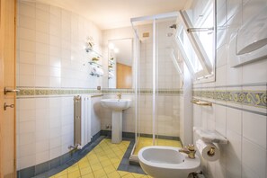 Douche, sèche-cheveux, serviettes fournies