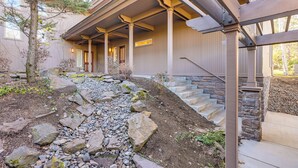 Unclassified image, 4 of 34, button - Broken Top Villa One - A Beautiful Two Bedroom Villa in Bend's Westside! (Bend)