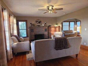 Fireplace, books - 5BR Farmhouse Lakeview • Wine Trail • Cozy Porch (Dundee)
