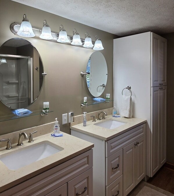 A bathroom with two sinks, a large mirror, and a vanity cabinet. - 5BR Farmhouse Lakeview • Wine Trail • Cozy Porch (Dundee)