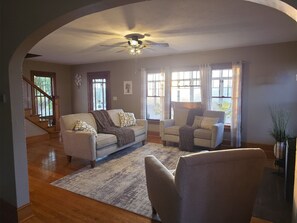 Fireplace, books - 5BR Farmhouse Lakeview • Wine Trail • Cozy Porch (Dundee)