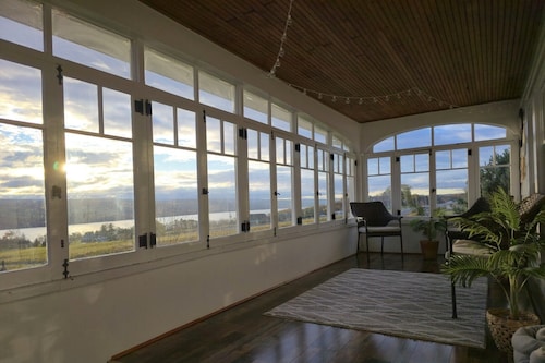 Lake View Farmhouse • EV Charger • High Speed Wi-Fi • Winter Wine Trail