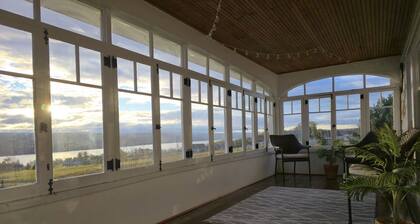 Lake View Farmhouse • EV Charger • High Speed Wi-Fi • Winter Wine Trail