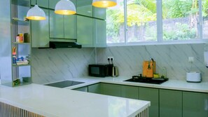 Microondas, horno, mesa de comedor