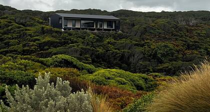 Welcome to Admiral Cabin, a luxurious off-grid retreat on King Island, Tasmania.