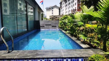 Piscine extérieure (ouverte en saison), parasols de plage