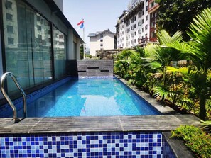 Kolam renang outdoor musiman, dengan payung kolam renang