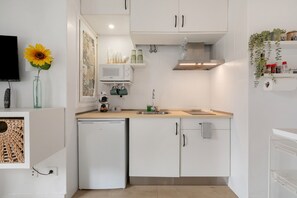 Fridge, microwave, stovetop, coffee/tea maker