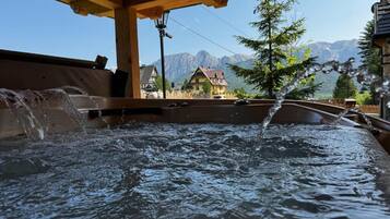 Jetted bathtub
