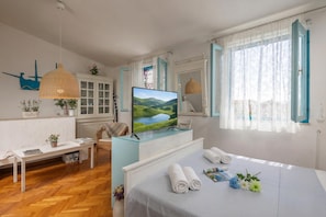 1 habitación, tabla de planchar con plancha, wifi gratis y ropa de cama