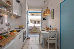 Fridge, oven, stovetop, coffee/tea maker