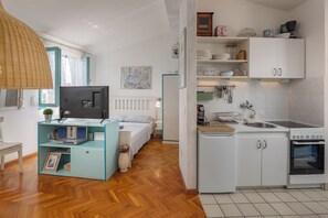 Fridge, oven, stovetop, coffee/tea maker