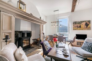 Fernseher, Kamin, Stereoanlage