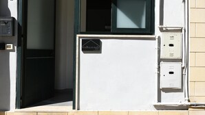 A building entrance with a door, a window, and a sign. - Apartment 'Viabalduini2' with Wi-Fi and Air Conditioning (Lecce)