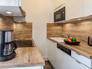 Frigorífico, microondas, horno y lavavajillas