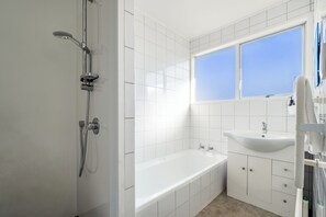Douche, séchoir à cheveux, serviettes fournies, savon