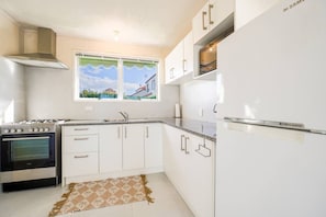 Fridge, microwave, oven, stovetop - Stunning Two Bedroom House in in Half Moon Bay (Auckland)