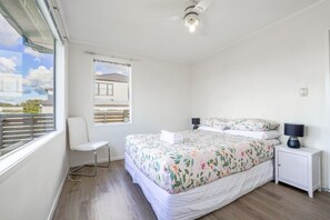 Iron/ironing board, WiFi (free), bed sheets - Stunning Two Bedroom House in in Half Moon Bay (Auckland)