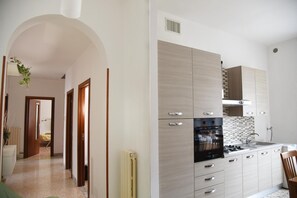 Fridge, oven, stovetop, cookware/dishes/utensils - Apartment 'Katospedi House' with Balcony, Wi-Fi and Air Conditioning (Lecce)