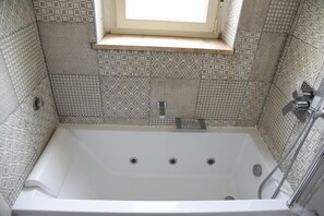 Douche, sèche-cheveux, serviettes fournies
