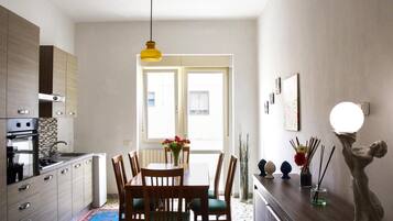 Fridge, oven, stovetop, cookware/dishes/utensils