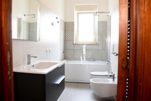 Douche, sèche-cheveux, serviettes fournies