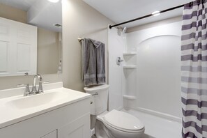 Shower, towels, toilet paper - Charming 1-bedroom apartment in Fort Collins- Pet friendly (Fort Collins)