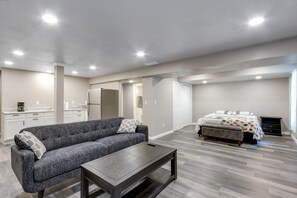 Living area - Charming 1-bedroom apartment in Fort Collins- Pet friendly (Fort Collins)