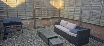 Cosy 2-Bed House - Sleeps 4, Garden & Pet-Friendly