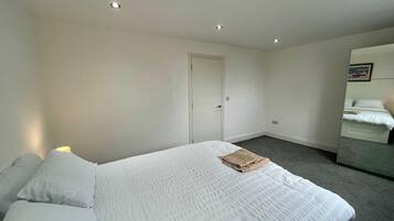 4 bedrooms, iron/ironing board, WiFi, bed sheets