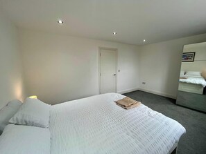 4 bedrooms, iron/ironing board, WiFi, bed sheets - Spacious 4-Bedroom House - Garden & Free Parking (Faversham)
