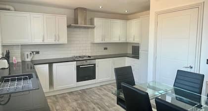 Spacious 4-Bedroom House - Garden & Free Parking
