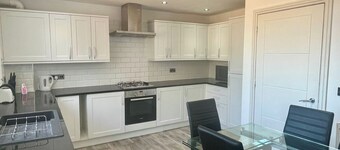 Spacious 4-Bedroom House - Garden & Free Parking