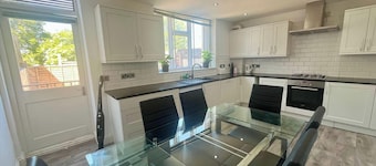 Spacious 4-Bedroom House - Garden & Free Parking