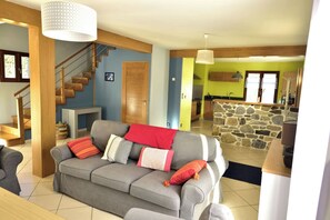 Fernseher, Kamin, Videospiele, DVD-Player