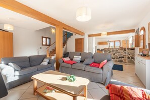 TV, fireplace, video games, DVD player - Holiday Home 'Le Pircourlet' with Mountain View, Private Terrace and Wi-Fi (Arras-en-Lavedan)
