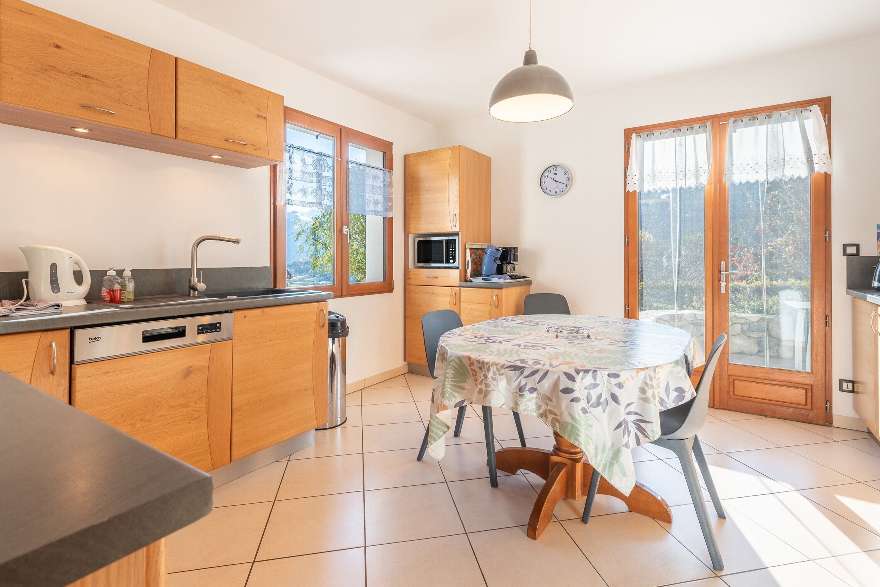 Kylskåp, mikrovågsugn, ugn och spishäll