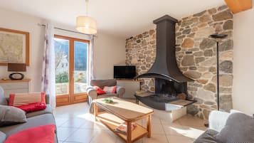 Tv, eldstad, tv-spel och dvd-spelare