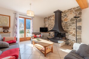 TV, fireplace, video games, DVD player - Holiday Home 'Le Pircourlet' with Mountain View, Private Terrace and Wi-Fi (Arras-en-Lavedan)