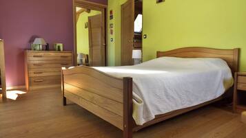 3 slaapkamers, een strijkplank/strijkijzer, gratis wifi, beddengoed