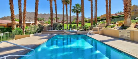 UppvÀrmd pool