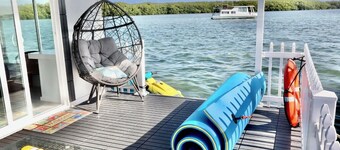 Charming house boat with 2 bedrooms and WiFi, AC in wonderful Islamorada