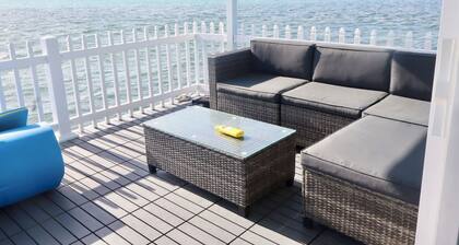 Charming house boat with 2 bedrooms and WiFi, AC in wonderful Islamorada
